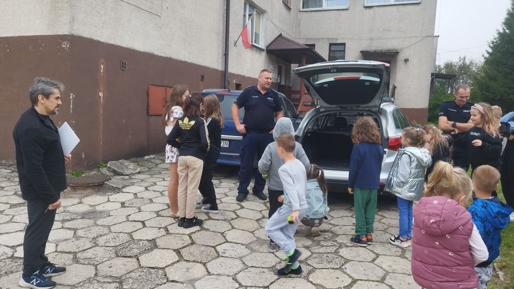 Policjanci i my.