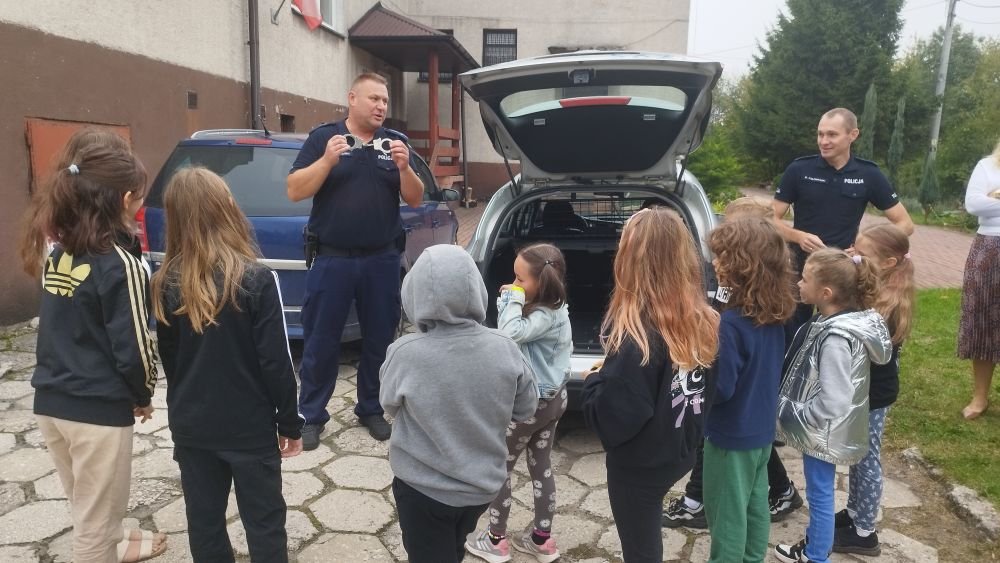 Policjanci i my.