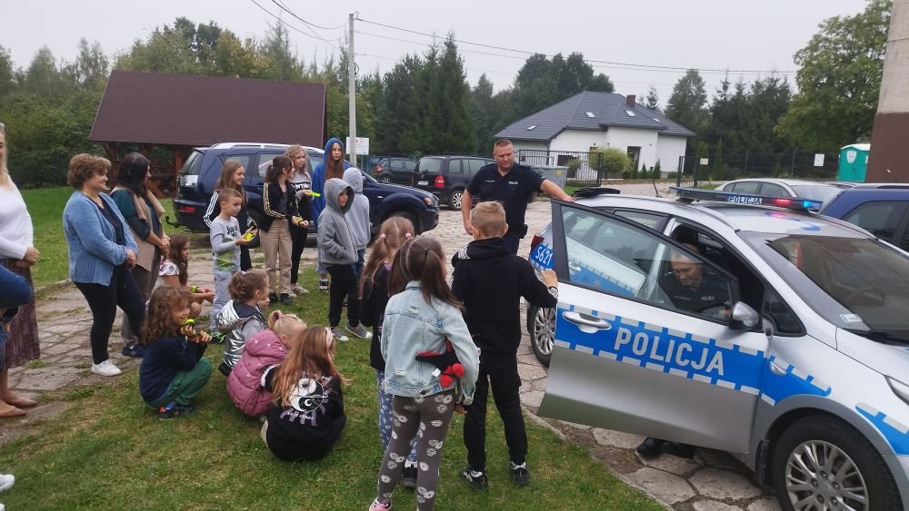 Policjanci i my.